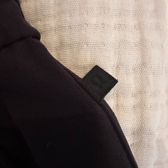 Lululemon Size 8 Noir Tie Waist Short 5.5' with Pockets in Black - Picture 6 of 8